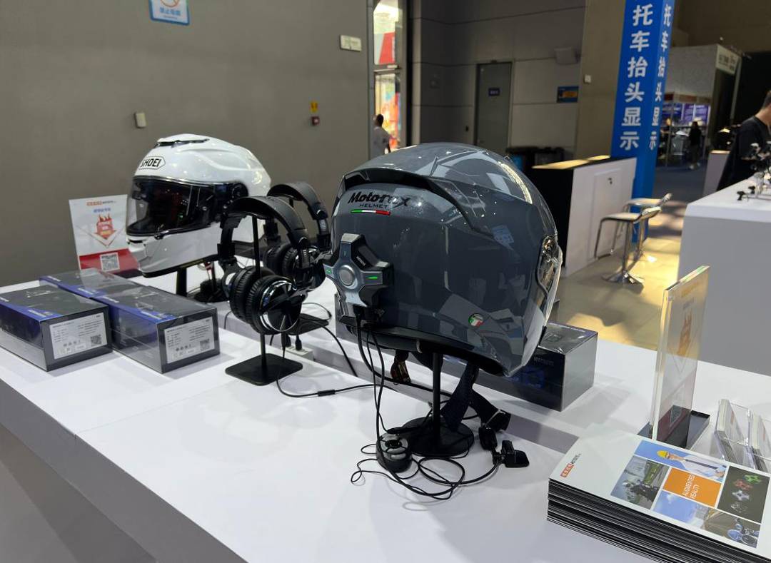 8868体育2024中国摩博会MOTOEYE 千元级头盔智能HUD强势登陆(图2)